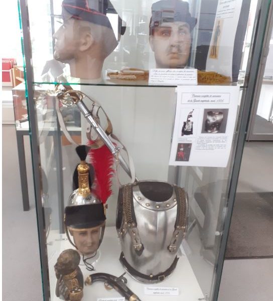 expo 2 Parmi les pièces d’époque exposées, une cuirasse mod.1854 de cuirassier de la Garde impériale. Les cuirassiers ont mené des charges folles et meurtrières à l’occasion des batailles de l’été 1870. Le casque voisin est par contre une reproduction.
