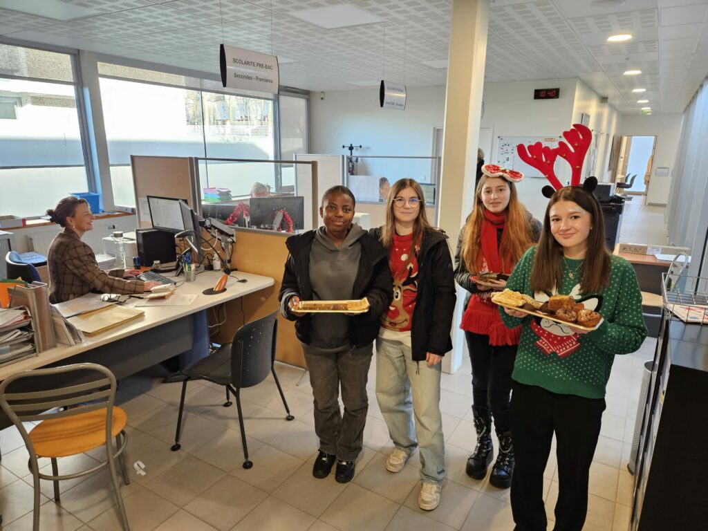 Mme Annie SALMON, secrétaire de scolarité avec les élèves de 1ère STMG3