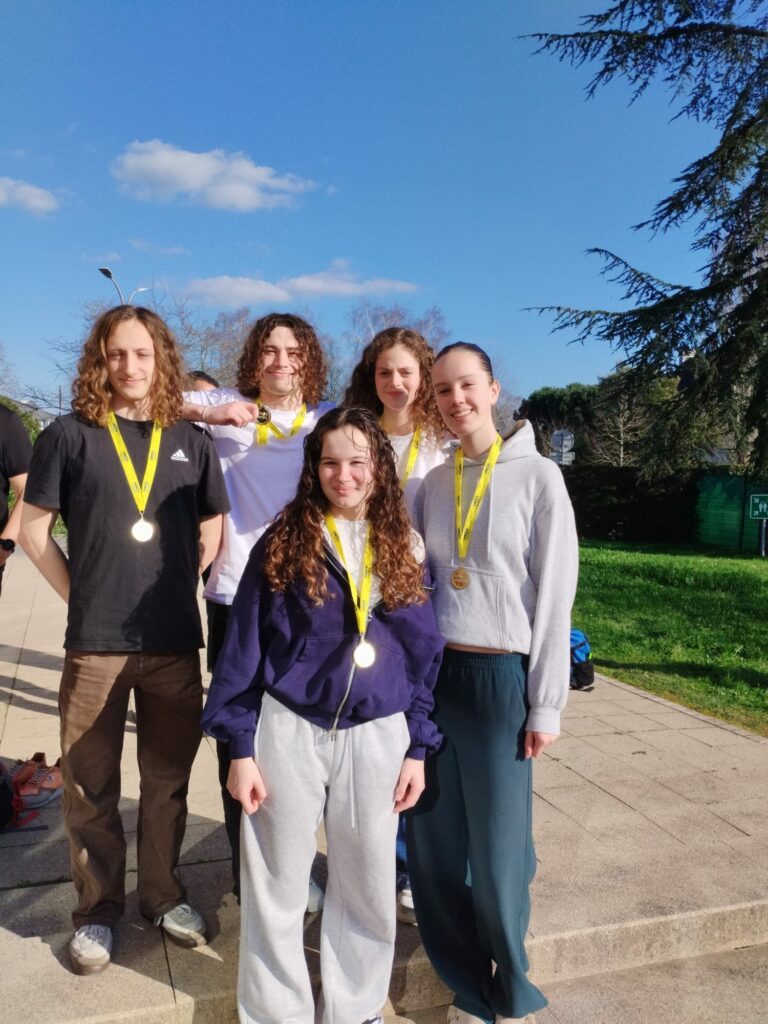 Médaille d'or à la compétition académique pour l'équipe Etablissement