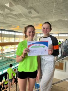 Nos jeunes officielles Ammandine (juge) et Montaine (coach)